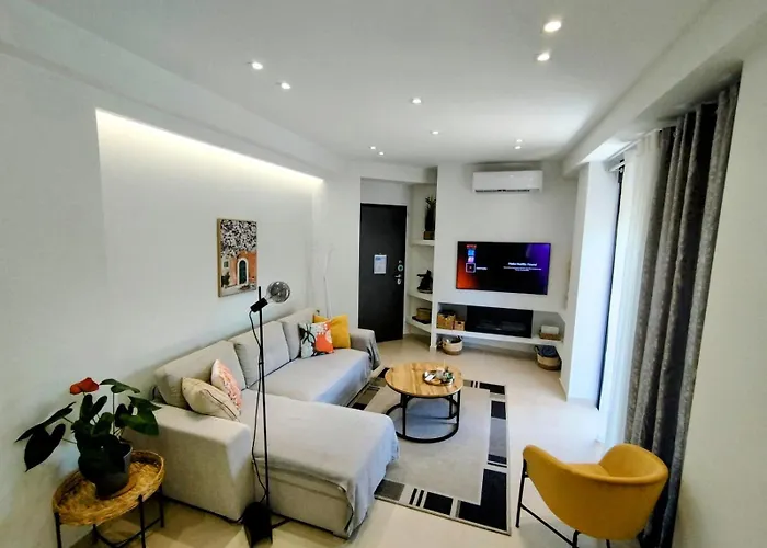 Floral Home 1 - Ground Floor Apt With Courtyard And Private Parking!