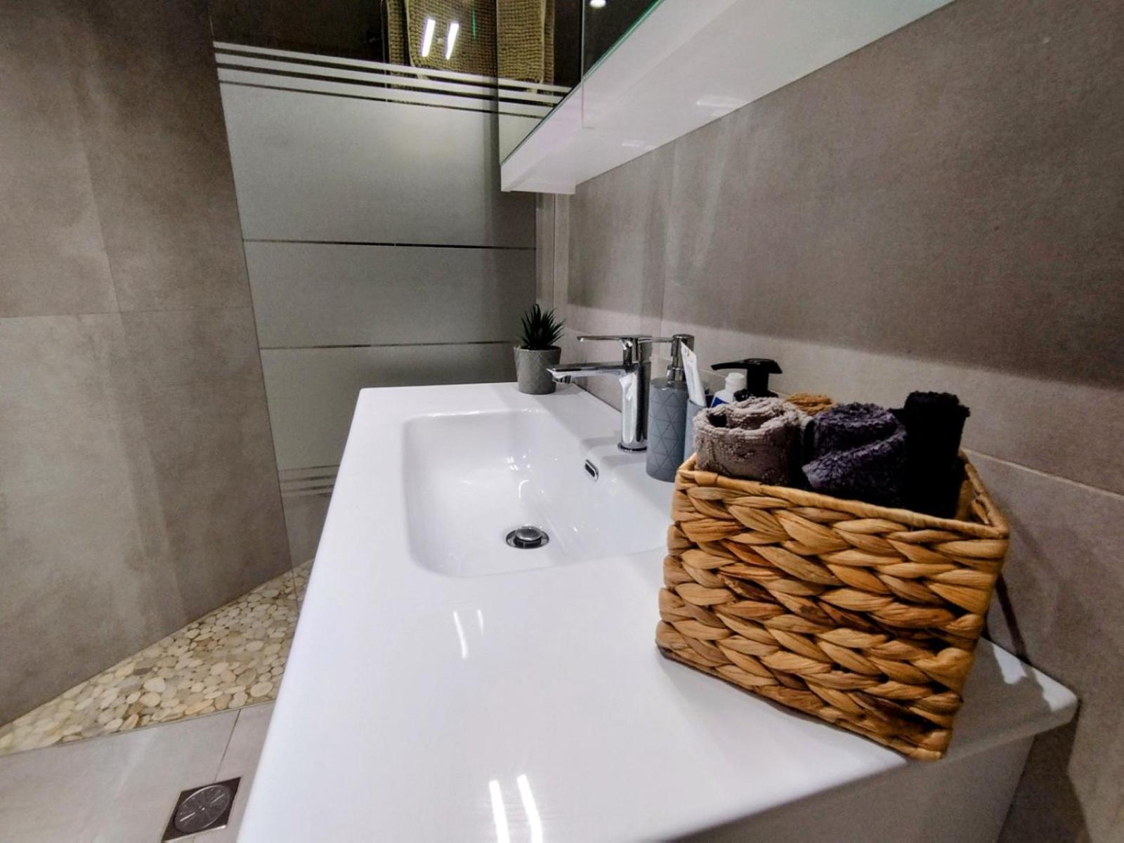 Floral 1 - Ground Floor With Courtyard And Private Parking! Apartment Athens