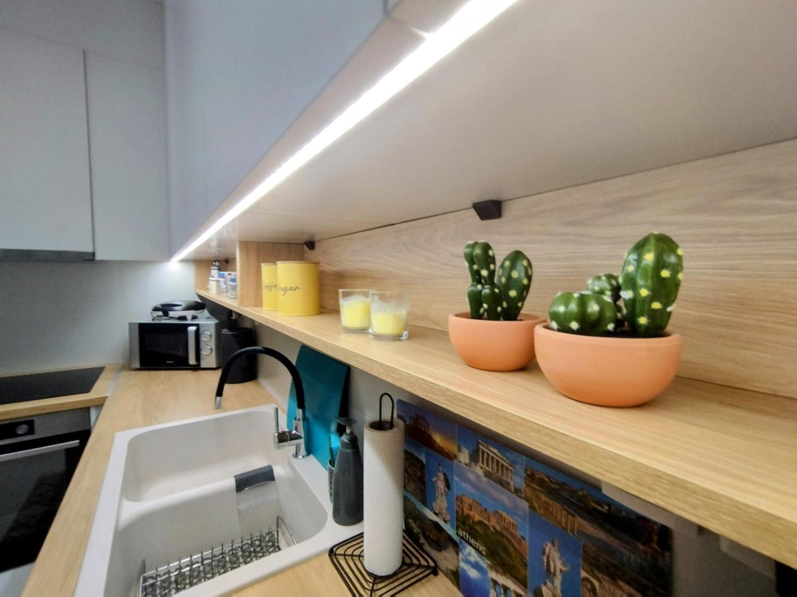 Floral 1 - Ground Floor With Courtyard And Private Parking! Athens