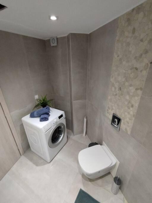 Floral 1 - Ground Floor With Courtyard And Private Parking! Athens